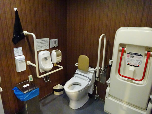 1階多目的トイレ（便器・成人用シート）