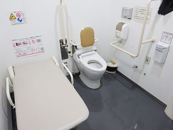 多目的トイレ（便器・成人用シート）