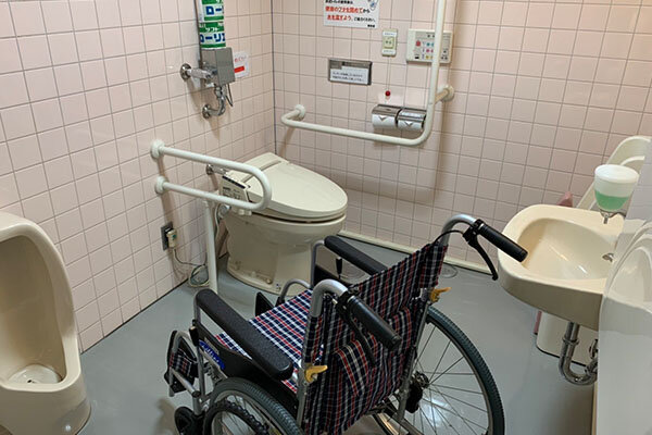 多目的トイレ奥側(車椅子で入ったイメージ)