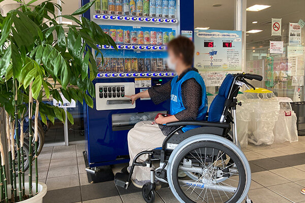 車椅子対応自販機