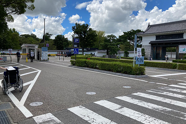 岡崎公園駐車場（バス、障がい者のみ）入口