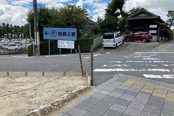 岡崎公園乗用車駐車場入口