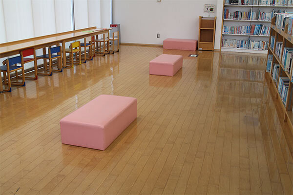 ２階子ども図書室：子ども用閲覧席