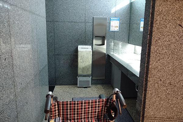 1階女性用トイレ 入口～手洗い場付近