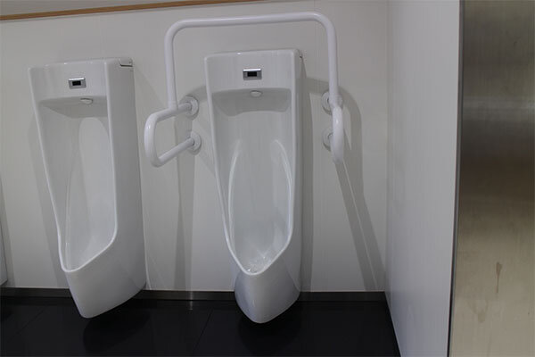 【武道場】男性トイレ　手すり付き小便器
