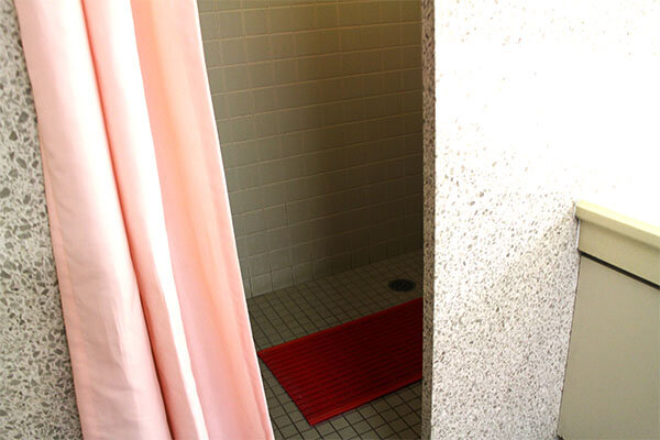 【トレーニングルーム】ロッカールーム内シャワー室